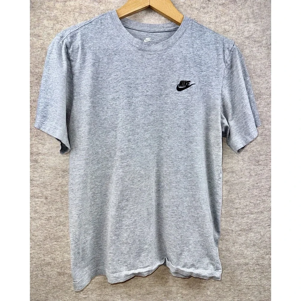 Nike-The Nike Tee Men’s Medium Gray Short Sleeve Tshirt